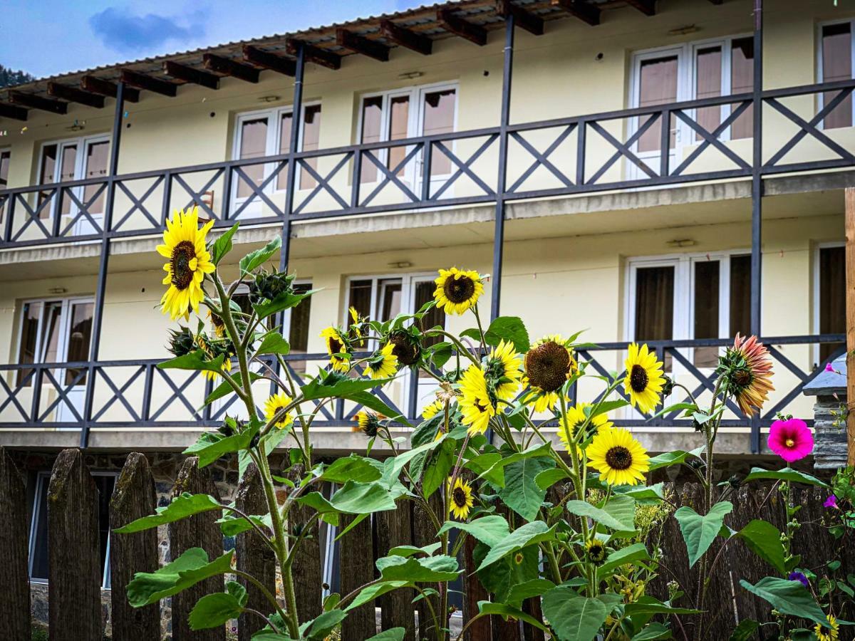 Family Hotel Kala Mestia Buitenkant foto